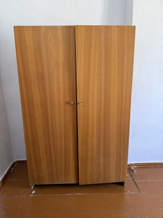 Продам б/у диван и шкаф