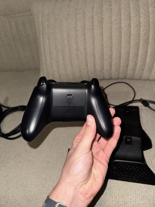 Xbox one x 1 Tb + o manetă si stație de incărcare cu baterie