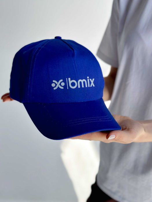 Кепки и футболки с логотипом