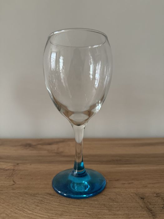 Стъклени чаши за вино