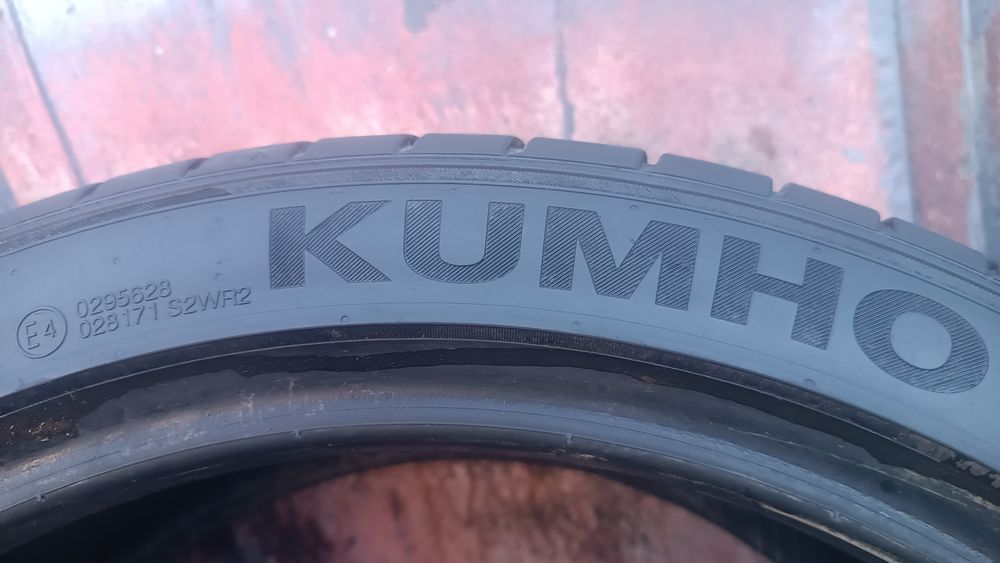 225/40/18 Kumho .