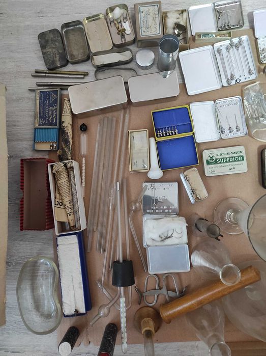 Ретро медицински принадлежности