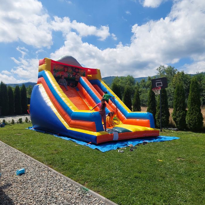 Tobogan gonflabil gicant de inchiriat și loc de joaca copii