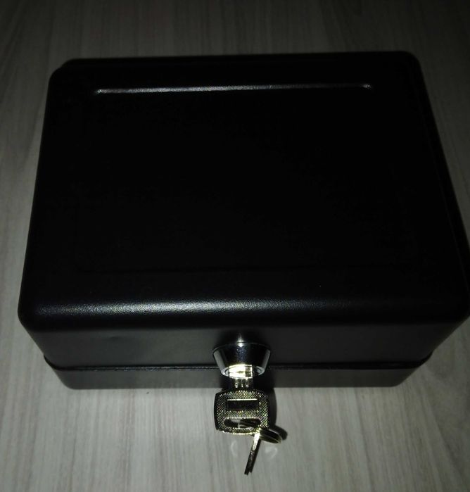 Метална малка каса