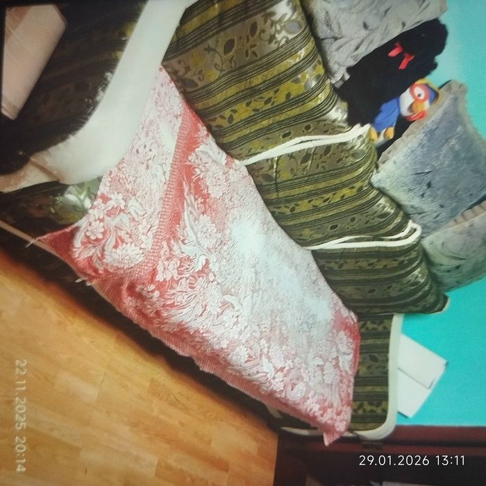 Диван-кровать с тремя подушками