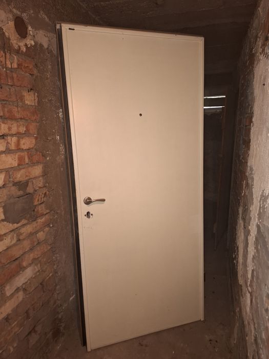 Блиндирана входна врата