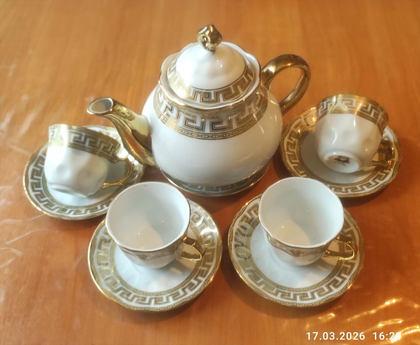 Чашечки, блюдца, чайник, ложечки, посуда.
