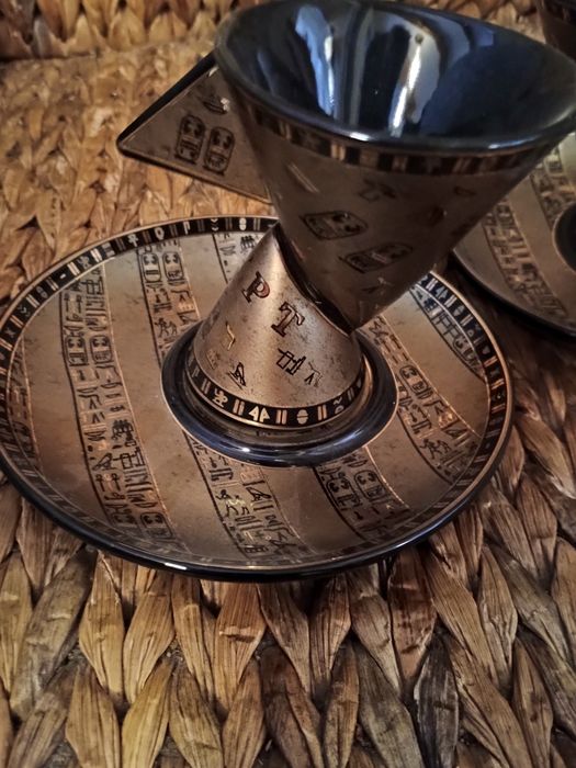 Cesti de cafea  cu motive egiptene