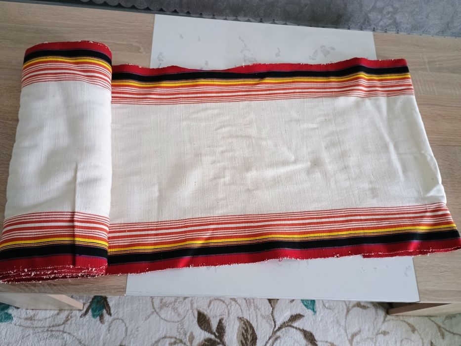 Ръчно тъкани месали,  килимче и плат, престилки