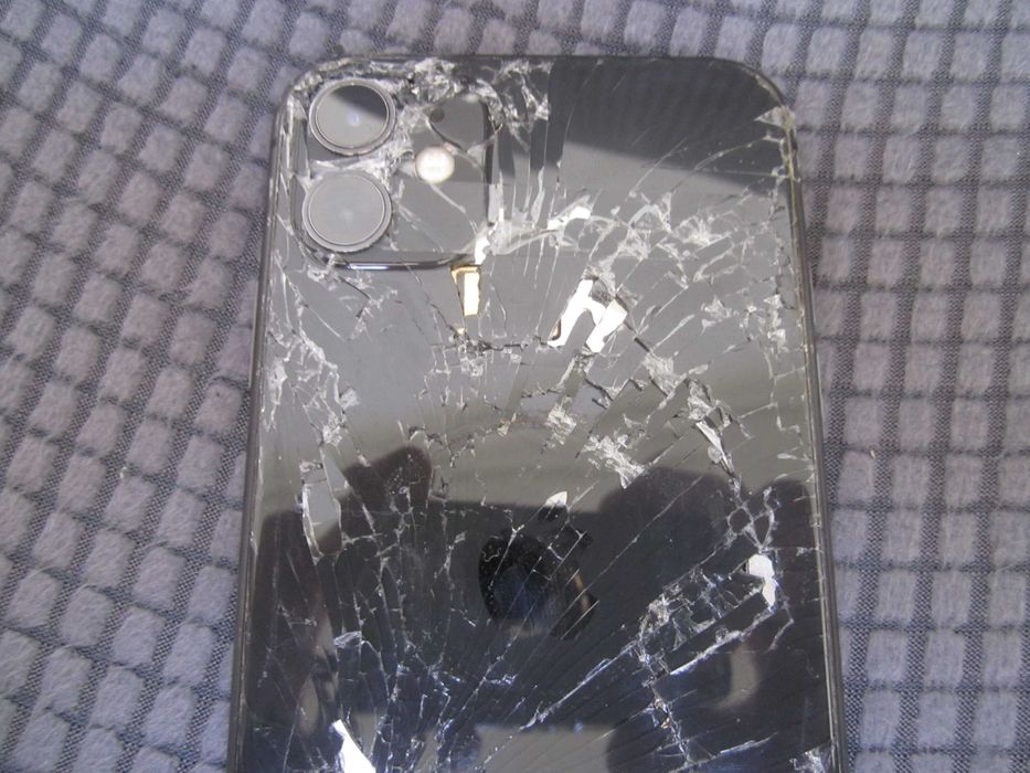 iPhone 11 64GB battery health 82%