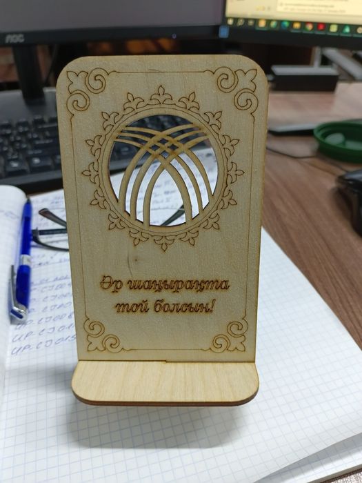 Деревянная подставка для телефона