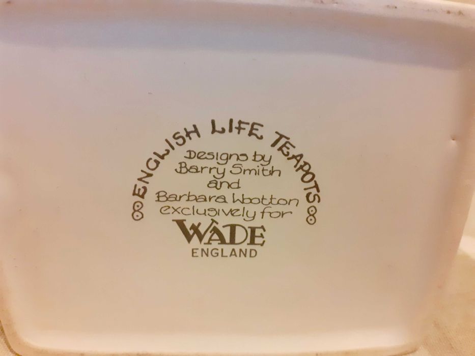 2 порцеланови чайника -  "Готвач" и "Цветарски магазин"