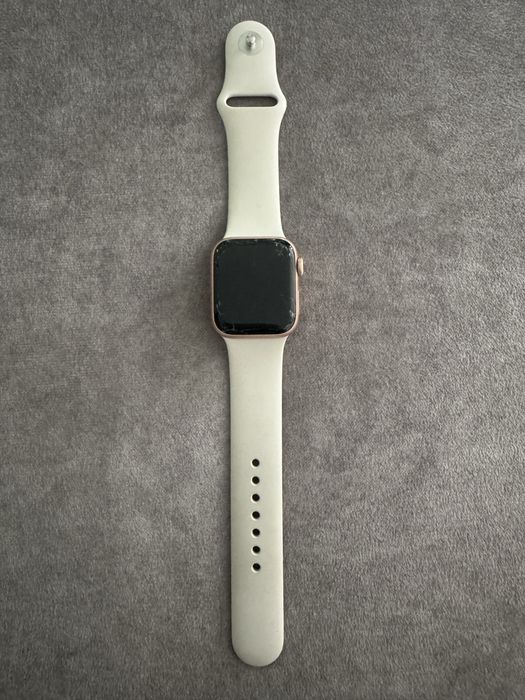 Apple watch SE работи но е със счупен екран