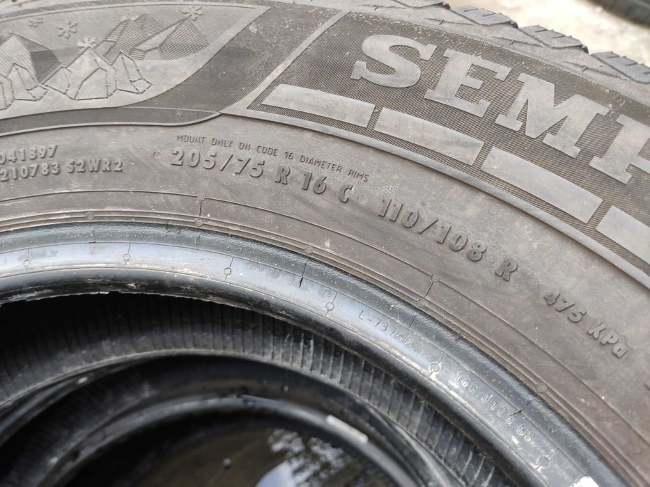 2бр Зимни гуми за бус 205 75 16 С - Semperit
