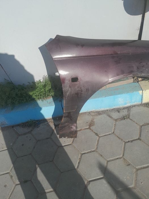 Продам правае крыло таёта карина