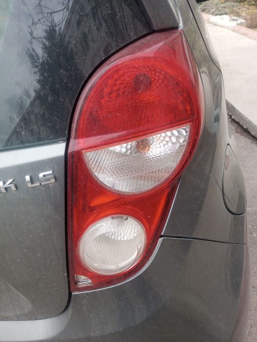 Фара на спарк внизу отколота