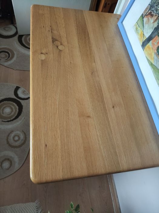 Masa cu picioare de la o masina de cusut veche.