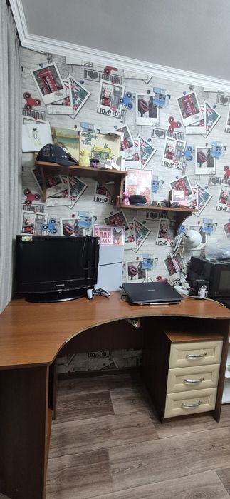 Шкаф, угловой стол с полками