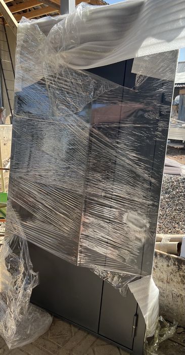 Входная дверь двустворчатая