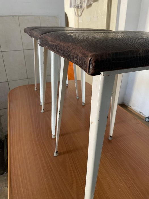 Деревянный стол со стульями