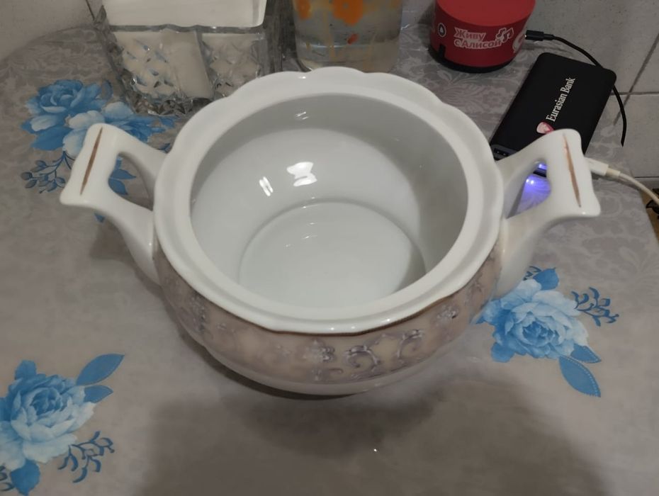 Фарфоровые чайники, супница без крышки