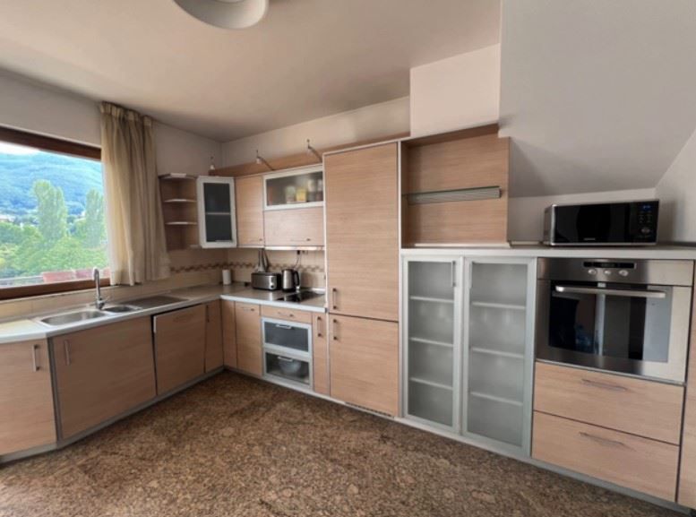 Дава се под наем Тристаен апартамент в София, Павлово - 212 кв.м за 1325.49 € - Снимка #3