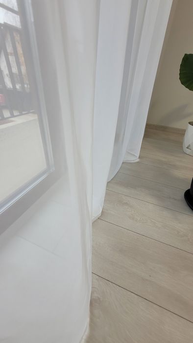 Vand perdele albe sau draperie albastru marin