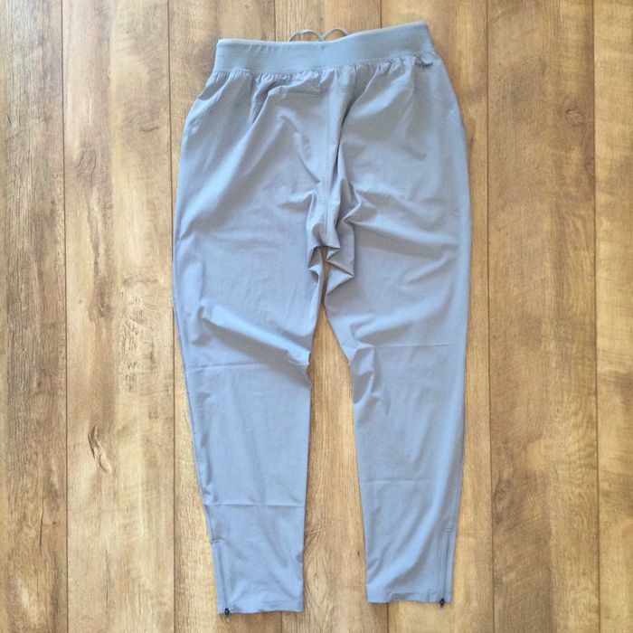 НОВО сиво вталено тънко долнище анцуг UNDER ARMOUR размер L от САЩ