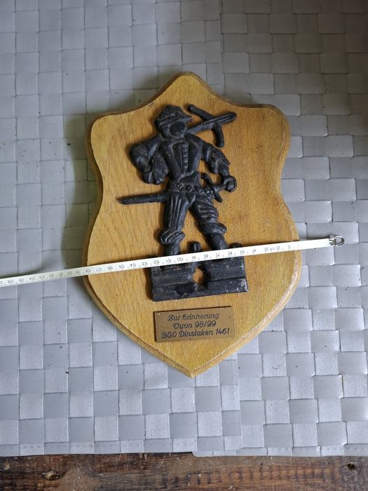 Пано с метална фигура