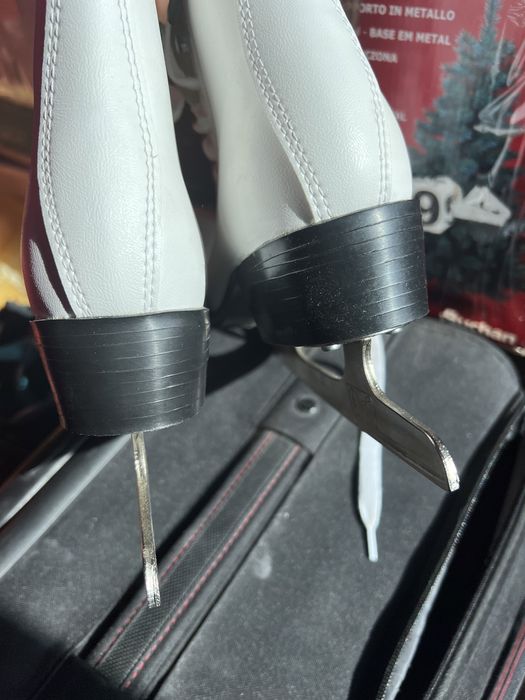 Patine patinaj artistic marimea 35