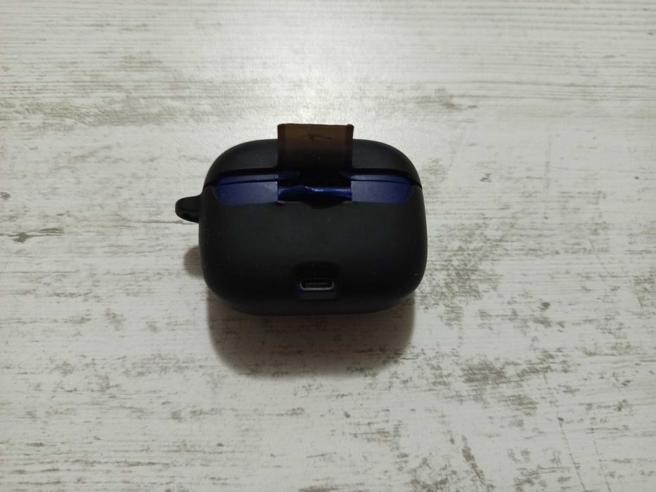 Слушалки с калъф JBL.