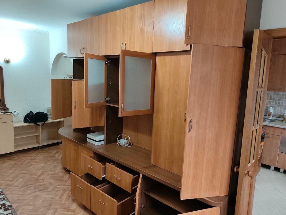 Шкаф в зал б/у, три секции.