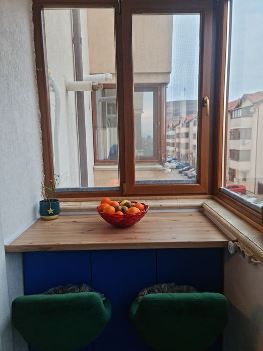 Se vinde apartament cu două camere si doua balcoane, etaj 2/3