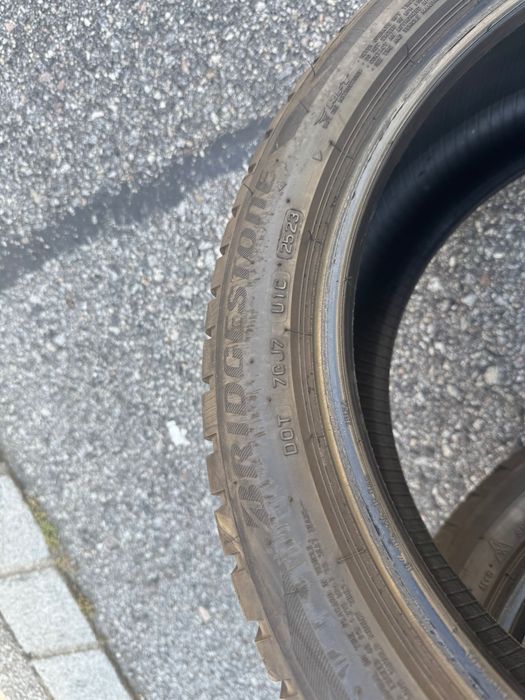 Vând anvelope Bridgestone 225 45 18 runflat
