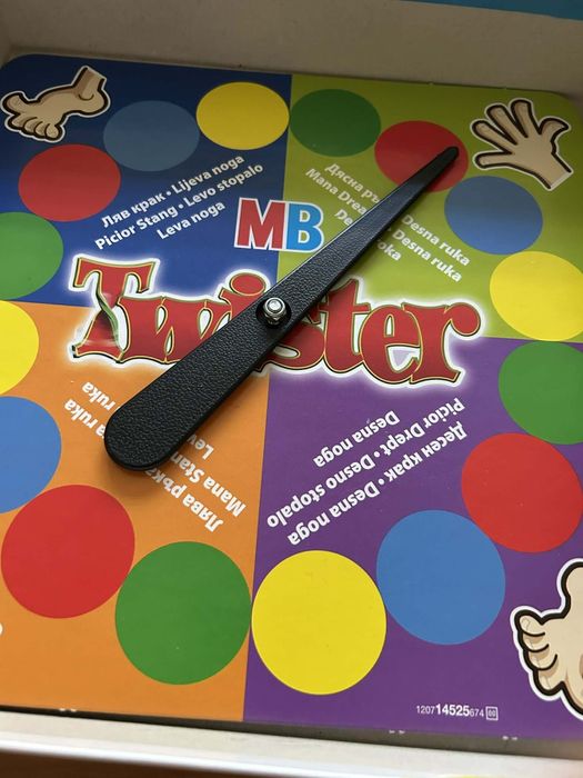 Нова игра TWISTER