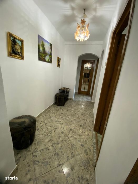 2 DECOMANDATE la etajul 2, centrala, bucatarie mare, boxa, Bicaz