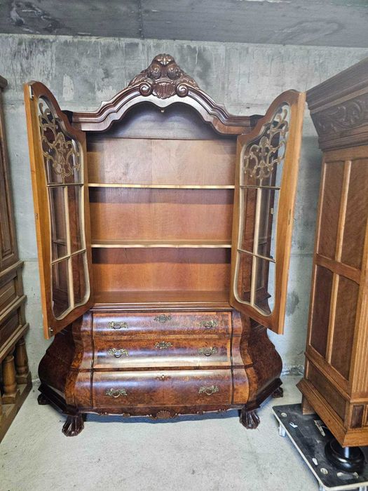 Витрина в стил Чипъндейл с интарзия