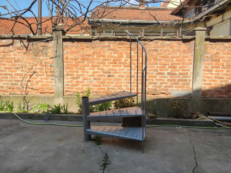 Scară metalică elicoidală