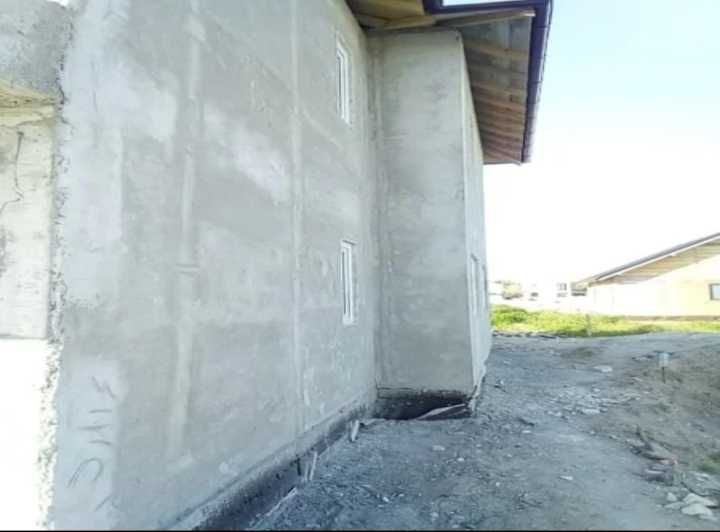 Echipă execută tencuială interior, exterior