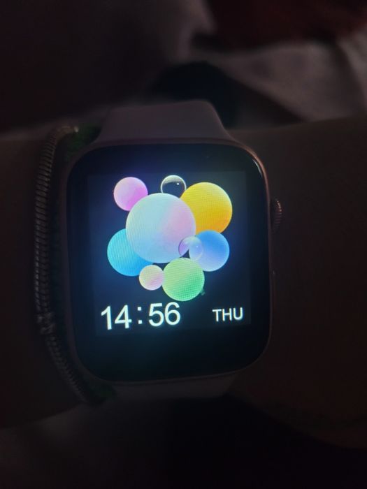 Смарт часовник с подарък