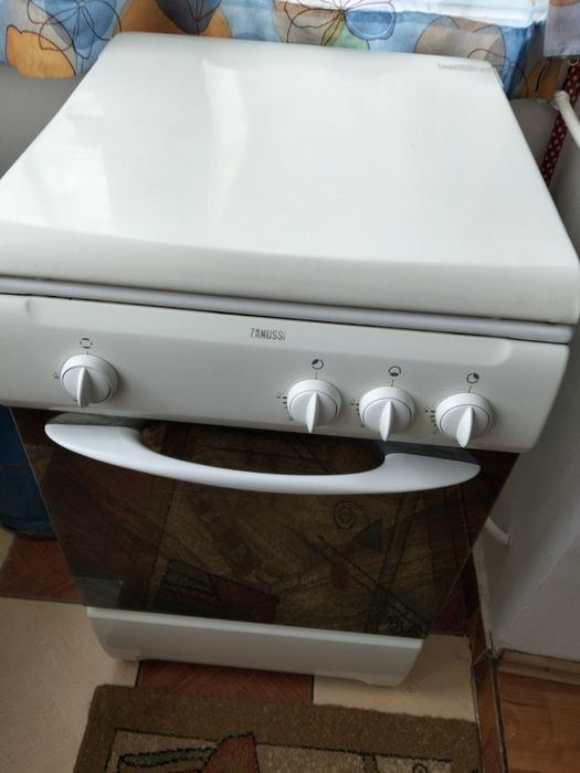 Vând aragaz Zanussi