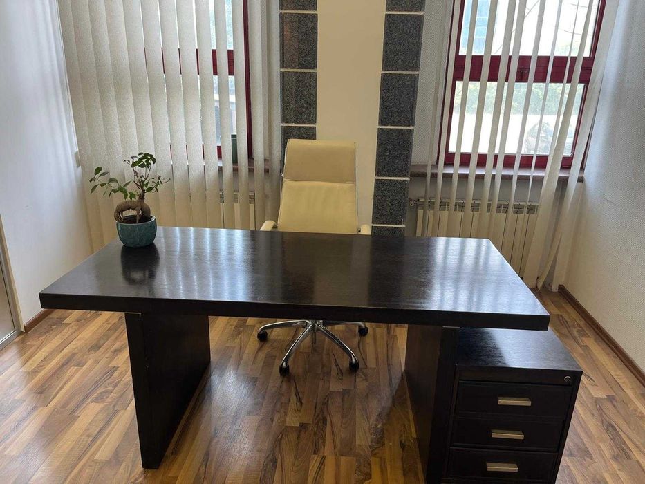 Mobilier birou Mobexpert , lemn masiv si piele naturala sertare , canapea  si fotoliu piele naturala identica cu sertarele .