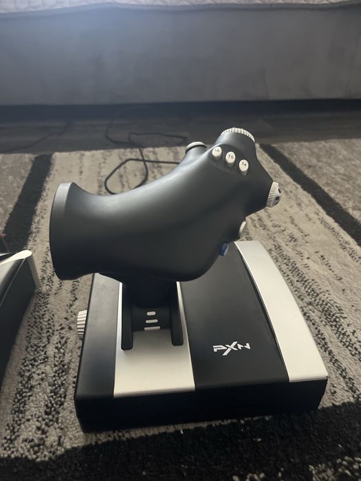 Vand jeoystick de avion si accelerator