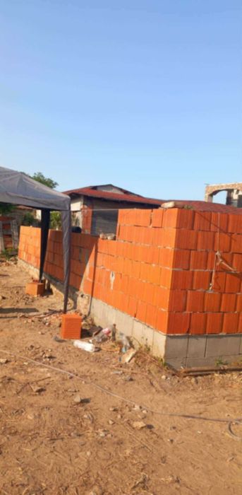 Casă în construcție și teren