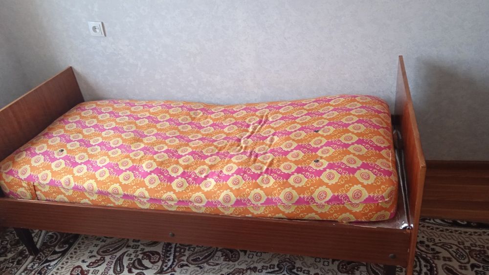 Кровать с матрасом б/у одноместный