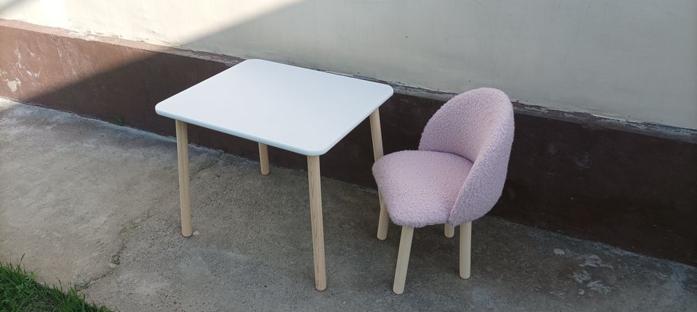 Детский стол и стульчик.