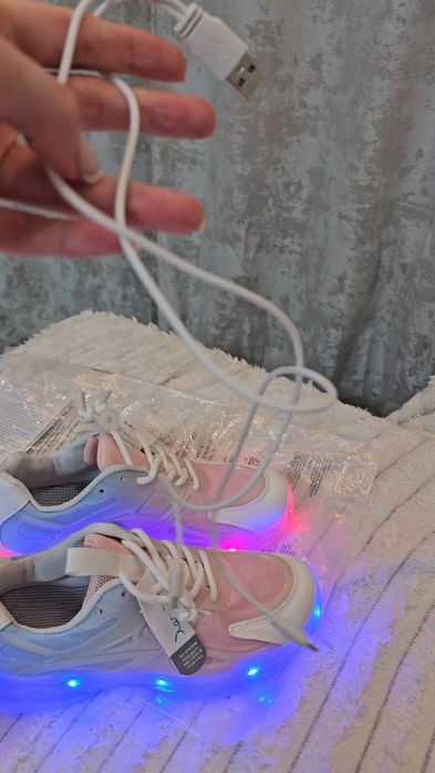 Кроссовки новые для девочки