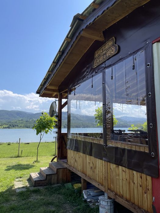 Ветроупорни завеси, тенти, сенници.