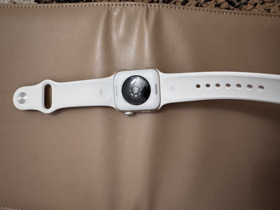 Apple Watch SE 2024 GPS 40mm Starlight, garanție până în 2027, 900 lei.