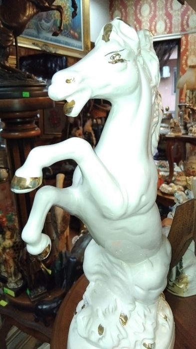 Порцеланови коне.
